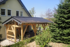 Carport mit Satteldach im Winkel angepasst an Grenzbebauung