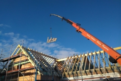Dachkonstruktion eines Hauses mit Anbau